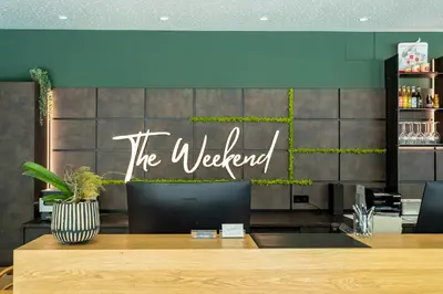 Ein Zertifikat, Auszeichnung, Logo oder anderes Dokument, das in der Unterkunft The Weekend Hotel ausgestellt ist