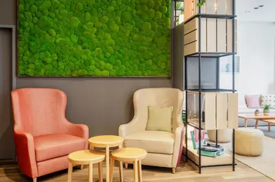 Ein Sitzbereich in der Unterkunft IntercityHotel Wien