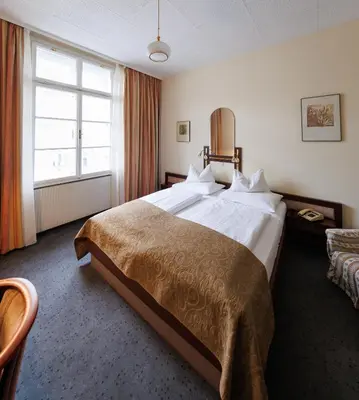 Ein Bett oder Betten in einem Zimmer der Unterkunft Continental Hotel-Pension