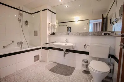 Ein Badezimmer in der Unterkunft Hotel Attaché l contactless check-in