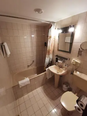 Ein Badezimmer in der Unterkunft Hotel Bajazzo