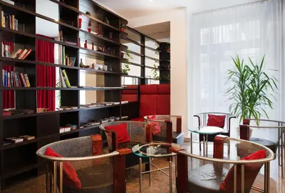 Die Bibliothek im Hotel