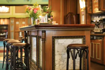 Ein Restaurant oder anderes Speiselokal in der Unterkunft Hotel Bellevue Wien