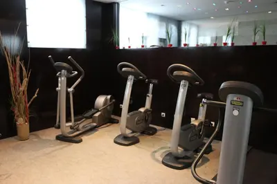 Das Fitnesscenter und/oder die Fitnesseinrichtungen in der Unterkunft The Levante Parliament A Design Hotel