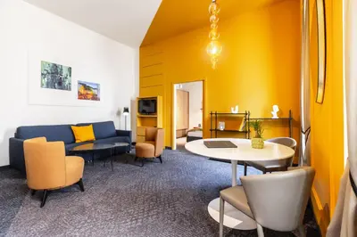 Ein Sitzbereich in der Unterkunft HiLight Suites Hotel
