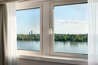 Blick auf einen Fluss in der Nähe des Hotels