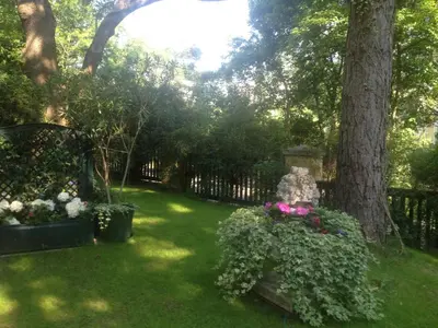 Ein Garten an der Unterkunft Exquisites Gartenapartment in eleganter Jugendstilvilla