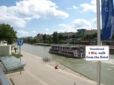 Blick auf einen Fluss in der Nähe des Aparthotels