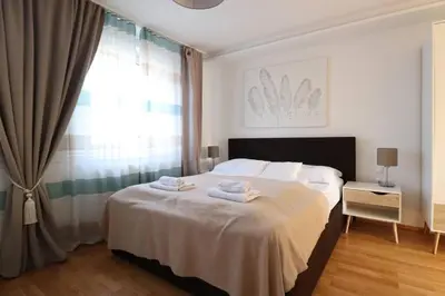 Ein Bett oder Betten in einem Zimmer der Unterkunft Brilliant View Balcony Home, Modern, Stylish and optional Parking