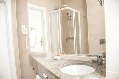 Ein Badezimmer in der Unterkunft Pension Opera Suites I Self Check In
