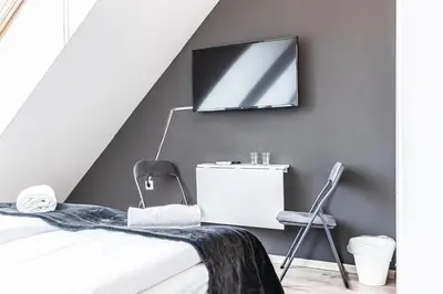 TV/Unterhaltungsangebot in der Unterkunft 10-Min Walk to Hauptbahnhof, Cozy Private Rooms with AC, TV & WIFI
