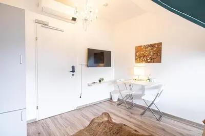 TV/Unterhaltungsangebot in der Unterkunft 10-Min Walk to Hauptbahnhof, Cozy Private Rooms with AC, TV & WIFI