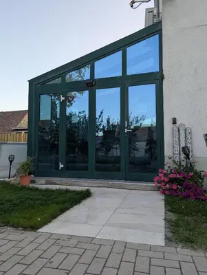 Das Gebäude in dem sich das Ferienhaus befindet