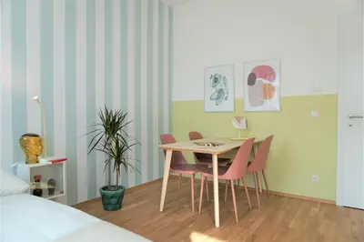 Ein Bett oder Betten in einem Zimmer der Unterkunft Modern 2Br Apartments - Full Kitchen - Schönbrunn Area - 15 Mins to City Center