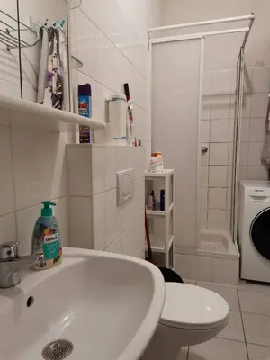 Ein Badezimmer in der Unterkunft CENTER ! 3 stops away from the Center of Vienna!