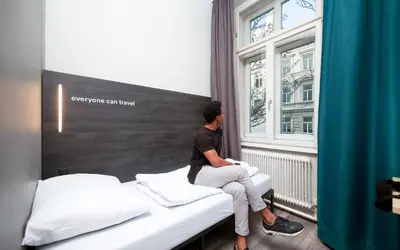 Ein Bett oder Betten in einem Zimmer der Unterkunft a&o Wien Stadthalle
