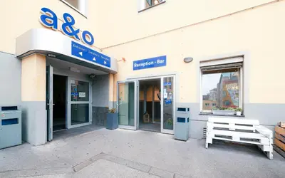 Eine Fassade oder ein Eingang zu a&o Wien Stadthalle