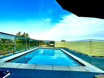 Der Swimmingpool an oder in der Nähe von Sandy’s Home