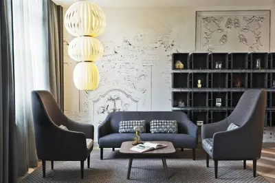 Ein Sitzbereich in der Unterkunft Renaissance Vienna Schönbrunn Hotel
