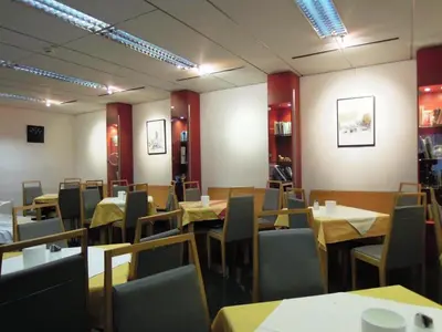 Ein Restaurant oder anderes Speiselokal in der Unterkunft Hotel Korotan