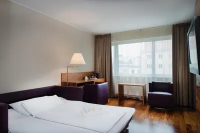 Ein Bett oder Betten in einem Zimmer der Unterkunft Pakat Suites