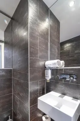 Ein Badezimmer in der Unterkunft Pakat Suites