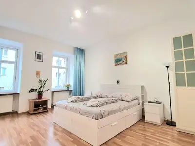 Ein Bett oder Betten in einem Zimmer der Unterkunft CENTER ! 2 stops from the City Center!