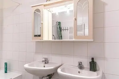 Ein Badezimmer in der Unterkunft Comfortable 3BR Next to Belvedere, Ideal for short Stays