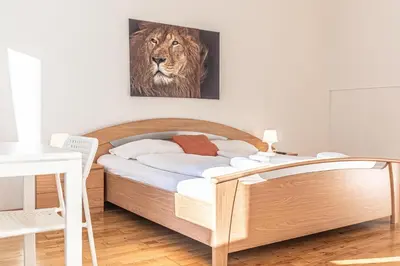 Ein Bett oder Betten in einem Zimmer der Unterkunft Lovely 3 private rooms in shared Apt Near Belvedere