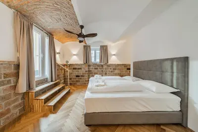 Ein Bett oder Betten in einem Zimmer der Unterkunft easy-flat Severingasse - Stylish 73sqm Apartment near Park and Tram