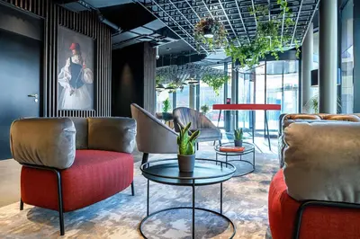 Ein Sitzbereich in der Unterkunft Radisson RED Hotel, Vienna