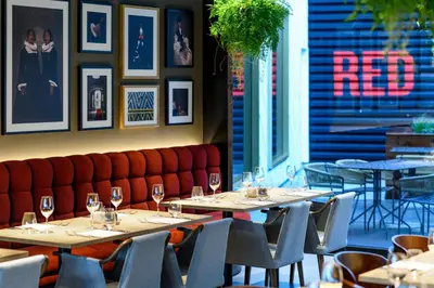 Ein Restaurant oder anderes Speiselokal in der Unterkunft Radisson RED Hotel, Vienna