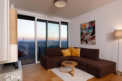 Ein Sitzbereich in der Unterkunft Triiiple Suites Level 21 mit Balkon und Tiefgarage