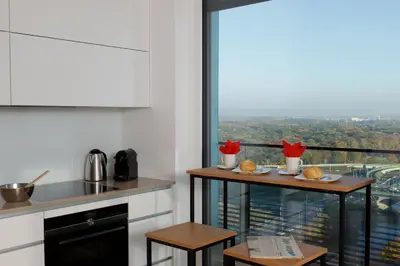 Kaffee-/Teezubehör in der Unterkunft Triiiple Suites Level 22 mit Balkon und Tiefgarage