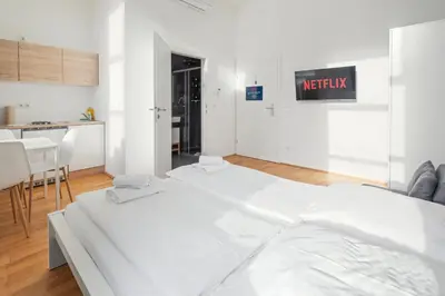 Ein Bett oder Betten in einem Zimmer der Unterkunft 522 Mbit WIFI Self Check In Air Cond
