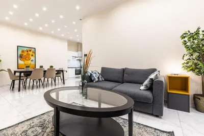 Ein Sitzbereich in der Unterkunft Spacious 2 bedroom apartment nearby center