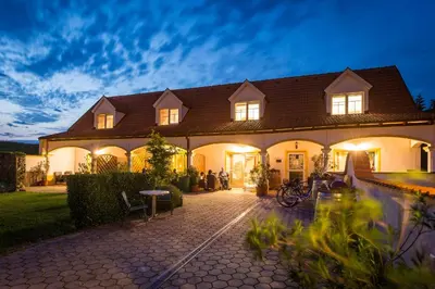 Das Gebäude in dem sich das Ferienhaus befindet