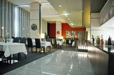 Ein Restaurant oder anderes Speiselokal in der Unterkunft Pannonia Tower