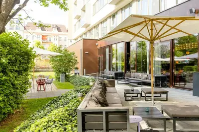 Ein Garten an der Unterkunft Motel One Wien-Prater