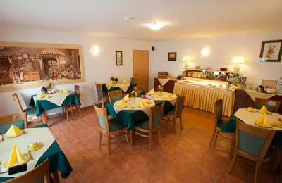 Ein Restaurant oder anderes Speiselokal in der Unterkunft Villa Katharina