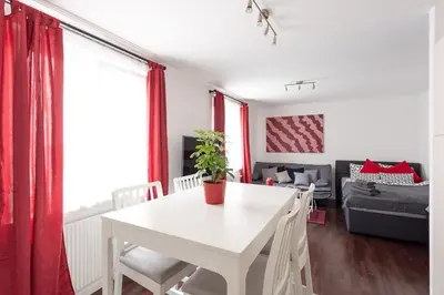 Ein Sitzbereich in der Unterkunft NEW ShalalaLiving Vienna - Lovenest or Workspace near Schönbrunn BG
