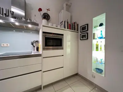Küche/Küchenzeile in der Unterkunft Vienna Design Apartment by Rabe - kostenfreier Parkplatz & Netflix & Coffee-Bar - nahe Schloss Schönbrunn