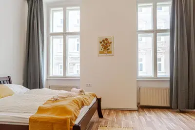 Ein Bett oder Betten in einem Zimmer der Unterkunft Modern 3BR Apt with LR near Wiener Stadthalle