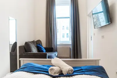 Ein Bett oder Betten in einem Zimmer der Unterkunft Modern 3BR Apt with LR near Wiener Stadthalle