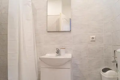 Ein Badezimmer in der Unterkunft Modern 3BR Apt with LR near Wiener Stadthalle