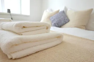 Ein Bett oder Betten in einem Zimmer der Unterkunft Thalia Garden Suites - 8 min to city center