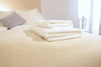 Ein Bett oder Betten in einem Zimmer der Unterkunft Thalia Garden Suites - 8 min to city center