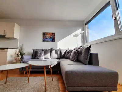 Ein Sitzbereich in der Unterkunft Near Lake Stylish & Fully Furnished Apartment