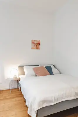 Ein Bett oder Betten in einem Zimmer der Unterkunft Cozy Apartment, 2 Private terraces, 8 min to city center