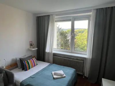 Ein Bett oder Betten in einem Zimmer der Unterkunft Stylish Youthful Condo in the Heart of Mödling, Fiatalos Boldog Otthon Mödling Szivében